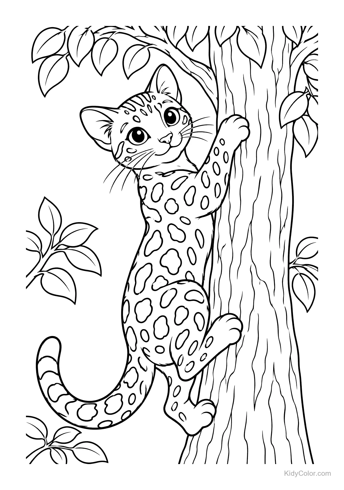 Gatto Bengalese con macchie che scala un albero tra le foglie.