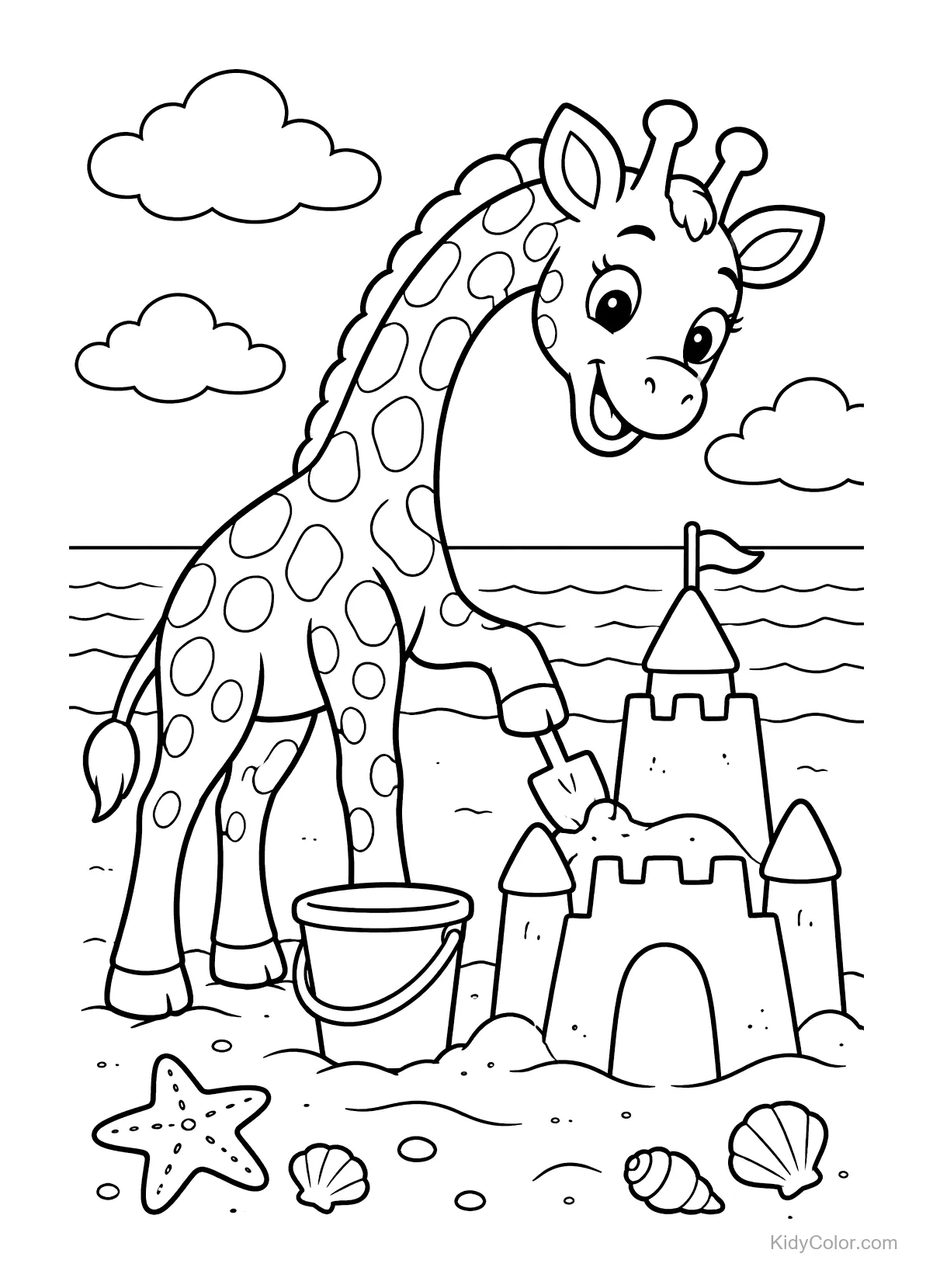 Eine Giraffe baut eine Sandburg am Strand mit Muscheln und einem Eimer in der Nähe.