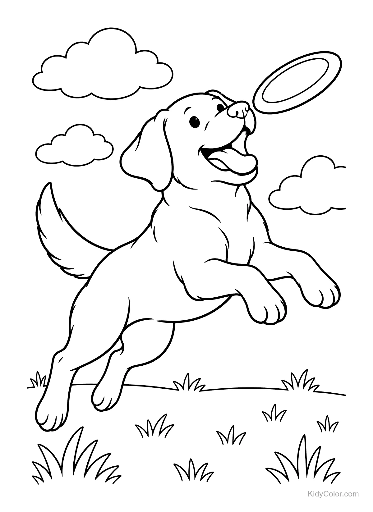Labrador springt nach Frisbee mit Wolken und Gras.