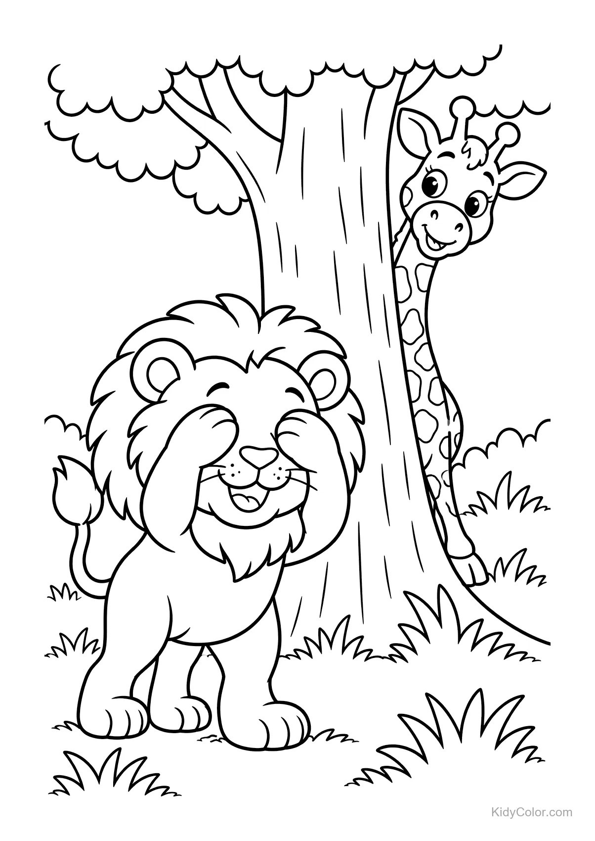 Löwe mit geschlossenen Augen, Giraffe schaut hinter Baum hervor.