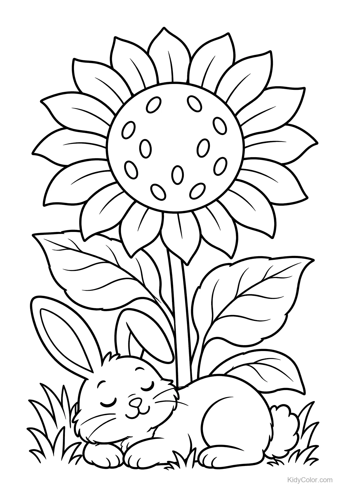 Een konijn dat onder een hoge zonnebloem in het gras ligt.