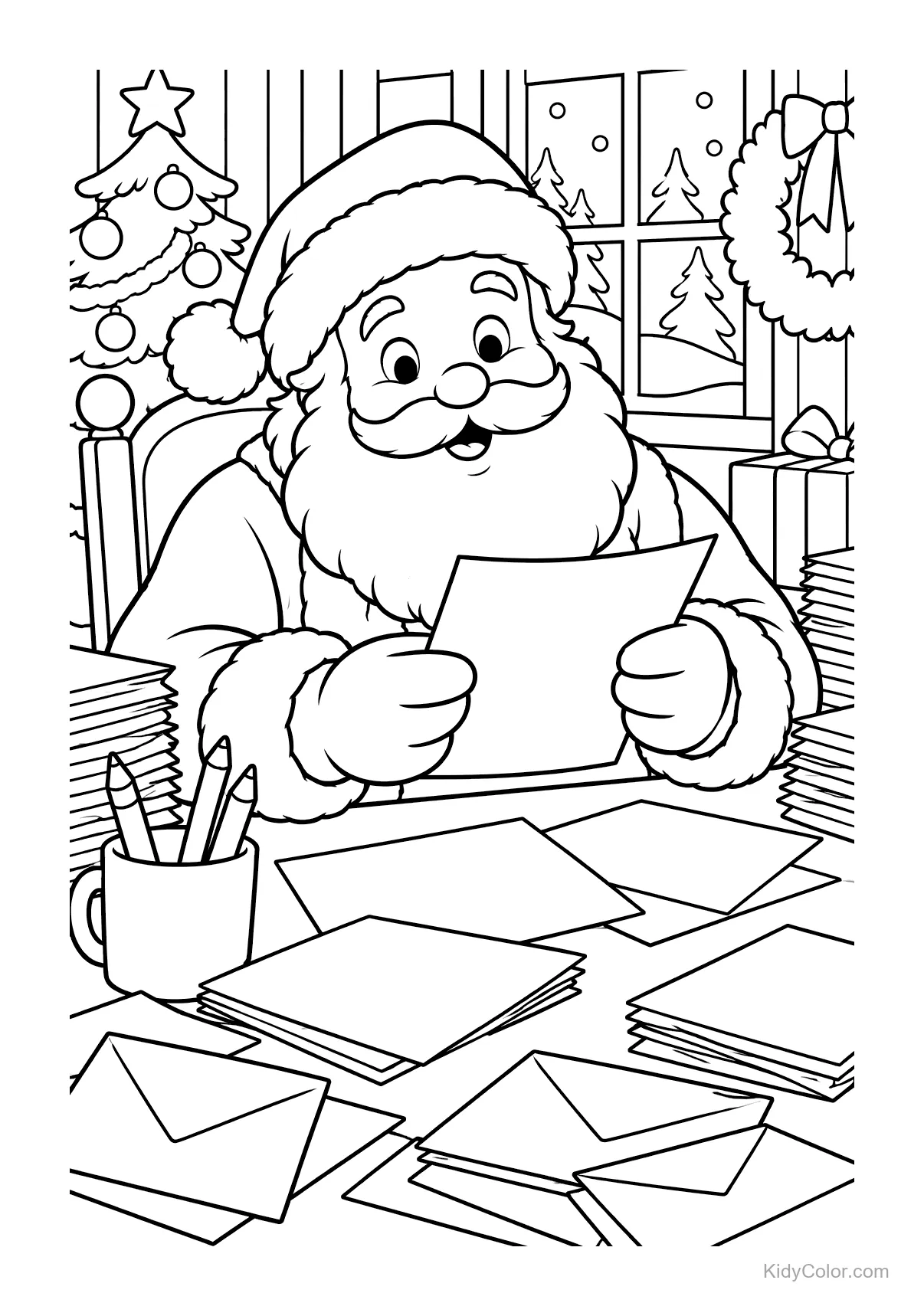 Weihnachtsmann liest Briefe an seinem Schreibtisch mit Weihnachtsbaum dahinter.