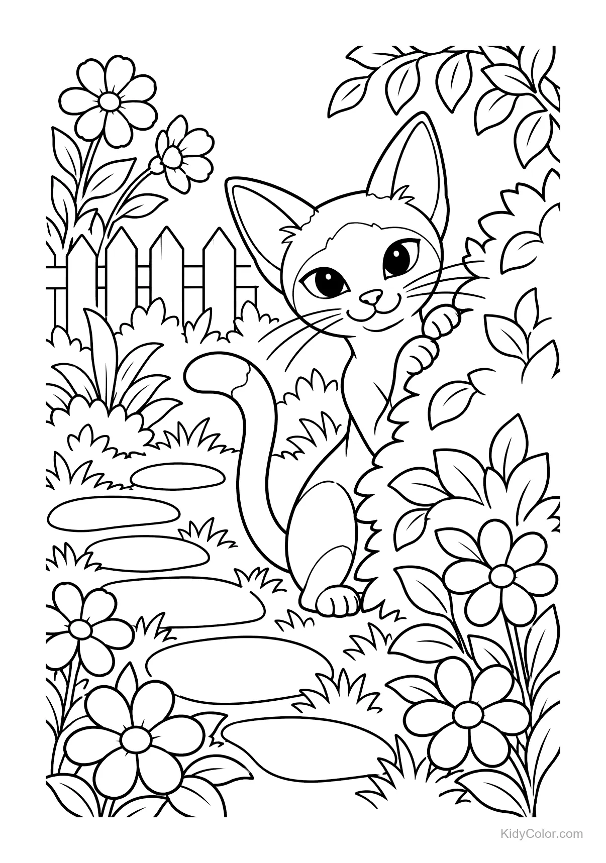 Siamkatze schaut hinter Büschen im Garten mit Blumen und Zaun hervor.