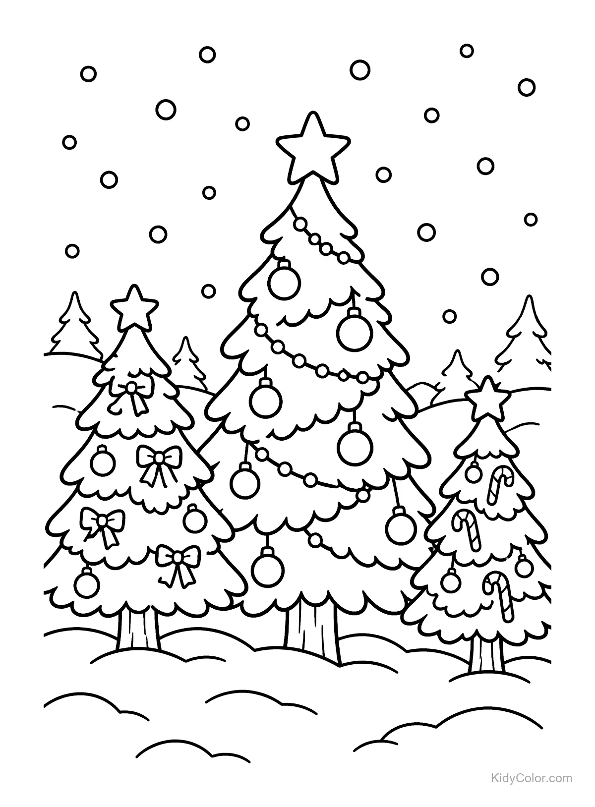 Drei geschmückte Weihnachtsbäume in einer Schneelandschaft.