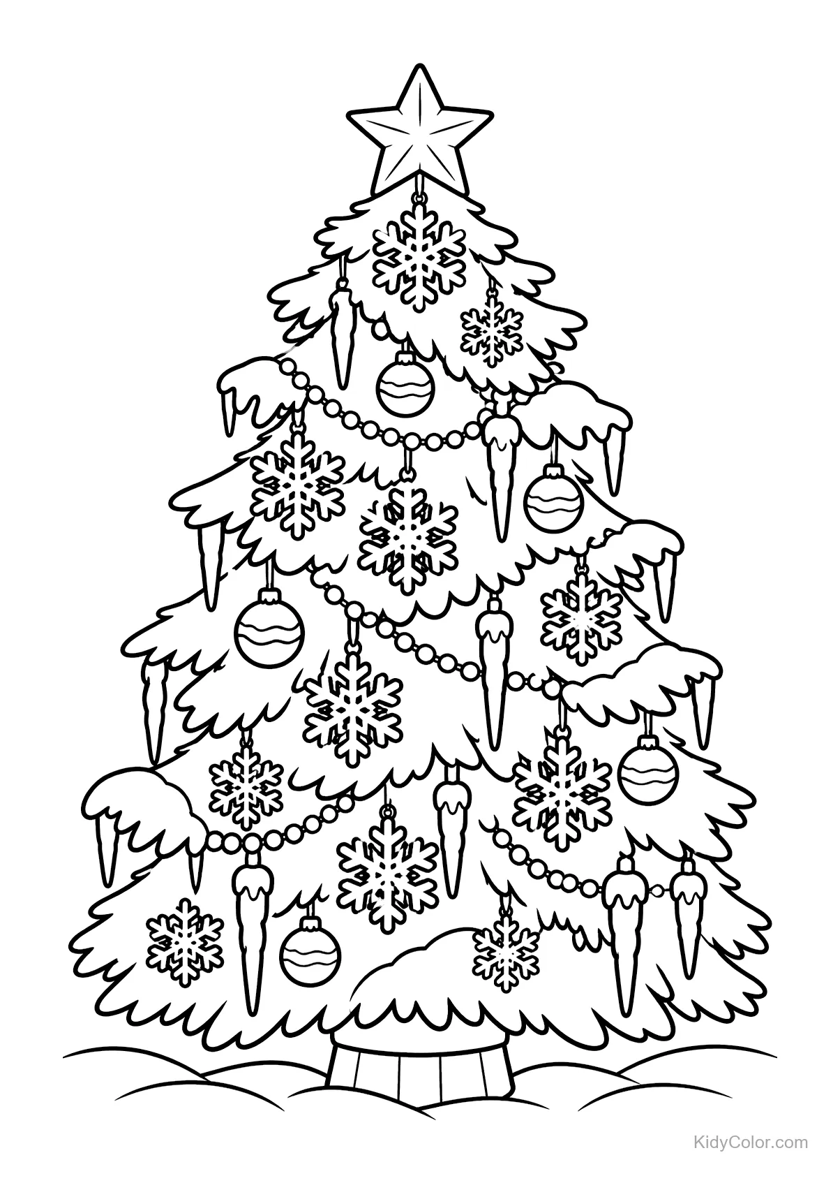 Árvore de Natal com neve, enfeites e pingentes.