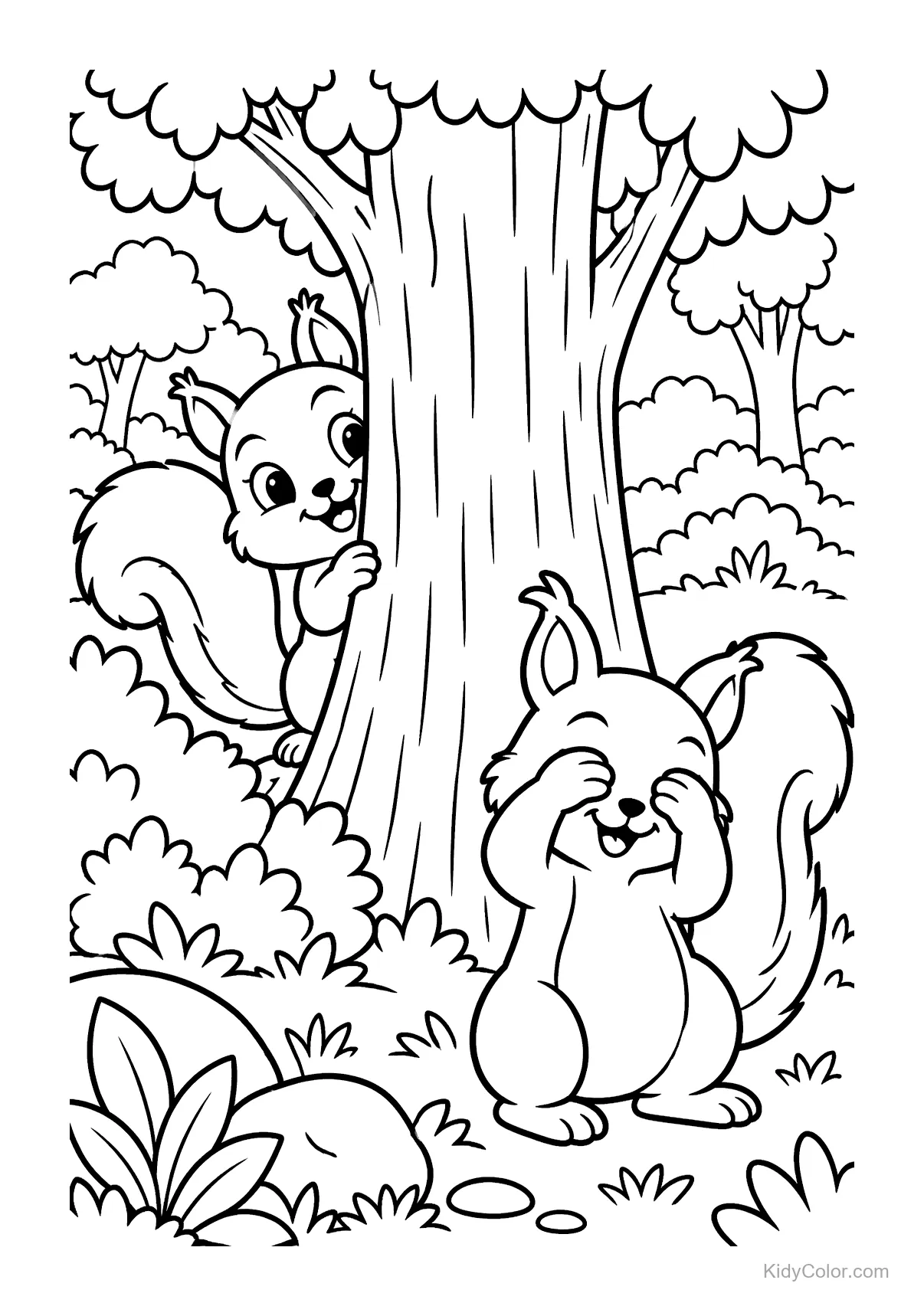 Zwei Eichhörnchen spielen Verstecken um einen Baum.